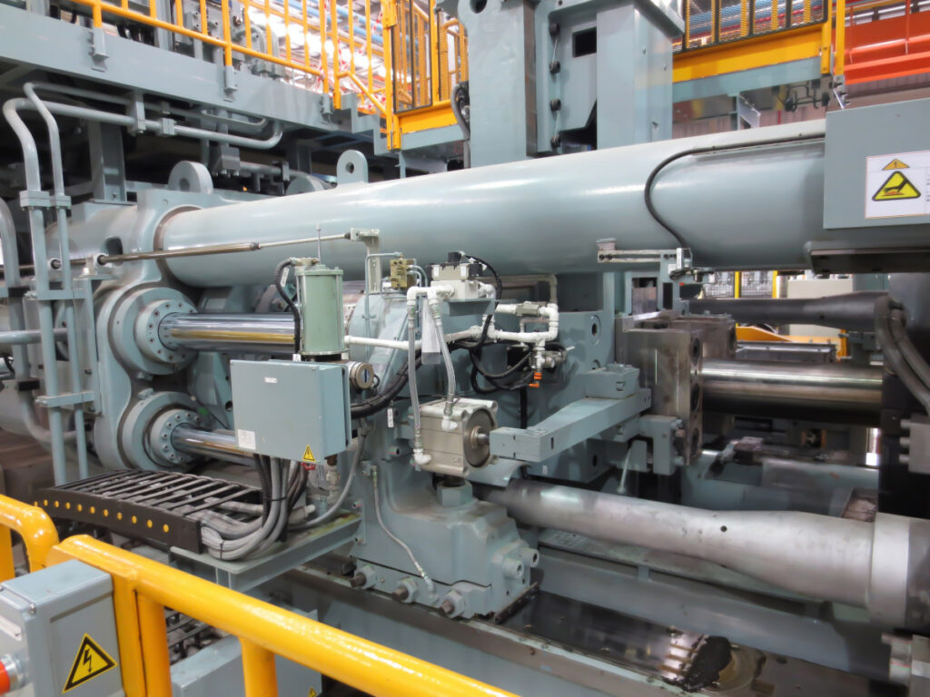Duża maszyna przemysłowa wykorzystywana do produkcji profili aluminiowych